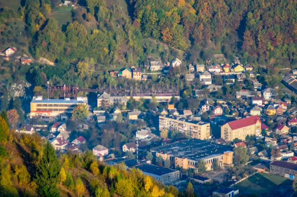 Sonbaharda dağlarda bir köy — Stok fotoğraf