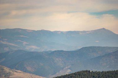 Sonbahar öğleden sonra mavi sisli dağlarda