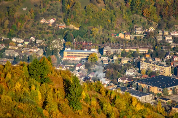 Dorp in de bergen in de herfst — Stockfoto