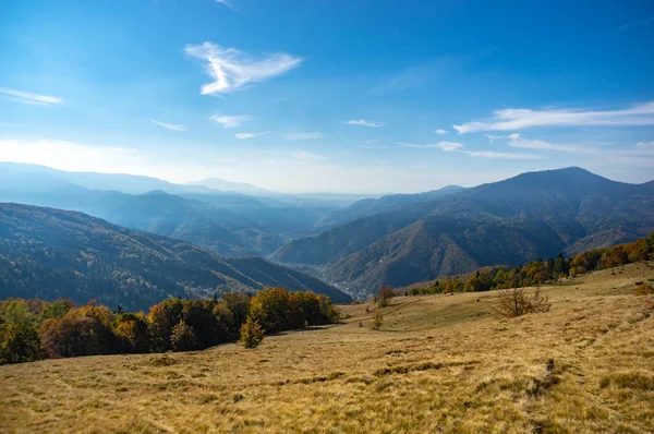 Montañas en una neblina azul en otoño por la tarde —  Fotos de Stock