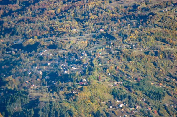 Aldeia nas montanhas no outono — Fotografia de Stock