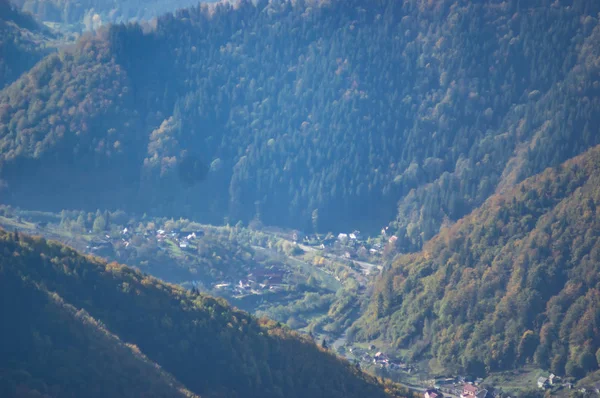 Village in the mountains in autumn — ストック写真