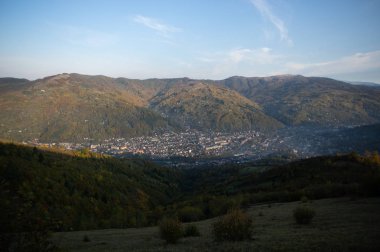 Sonbahar öğleden sonra dağların arasında küçük bir kasabanın manzarası.