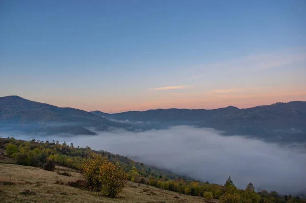 Misty mañana de otoño en las montañas —  Fotos de Stock