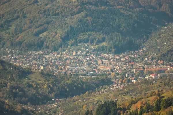 Panorama de uma pequena cidade entre as montanhas na tarde de outono — Fotografia de Stock