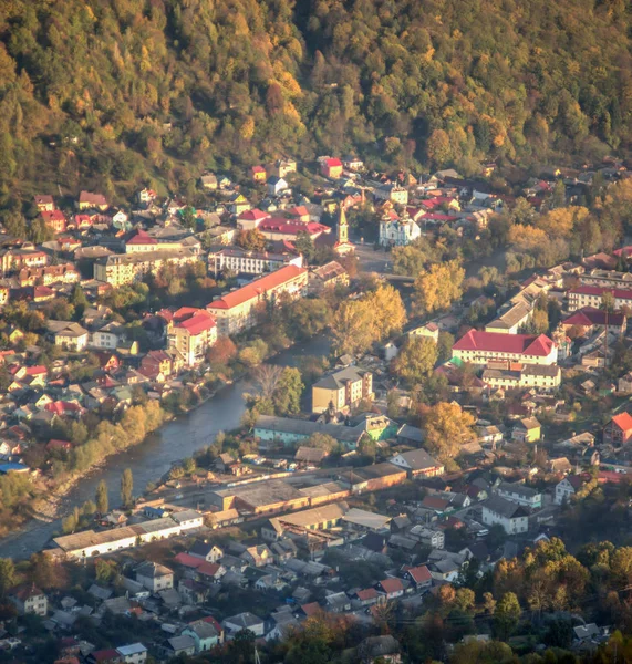 Panorama of a small town among the mountains in the autumn afternoon — Stock Photo, Image