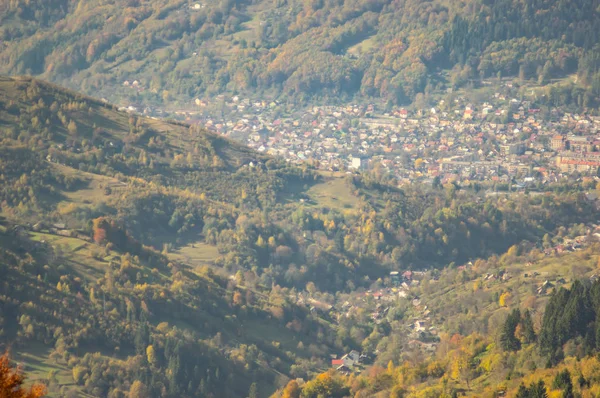 Panorama d'une petite ville au milieu des montagnes dans l'après-midi d'automne — Photo