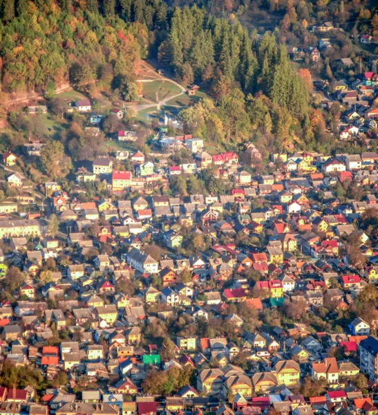 Панорама маленького городка среди гор осенним днем — стоковое фото
