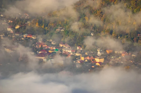 Niebla matutina en montañas otoñales — Foto de Stock