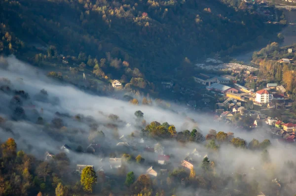 Утренний туман в осенних горах — стоковое фото