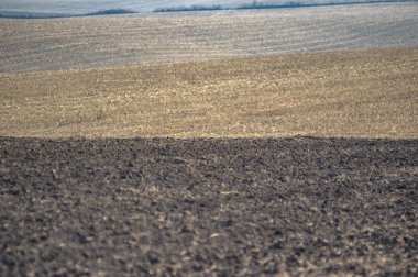 Kara toprak tarlasına sürülmüş toprak