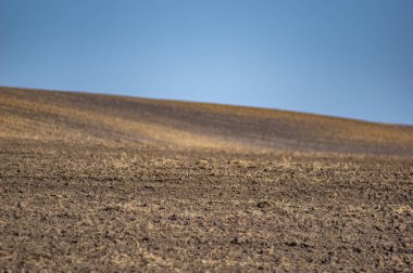 Kara toprak tarlasına sürülmüş toprak