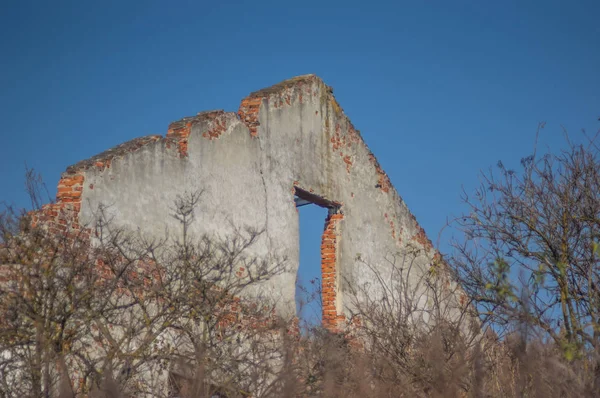 Les ruines d'un bâtiment abandonné parmi les arbres en automne — Photo