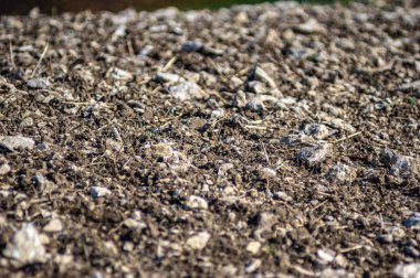 Kireç taşlarıyla kazılmış topraklar