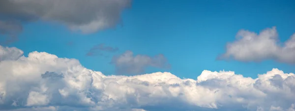Putih cumulus awan terhadap langit biru — Stok Foto