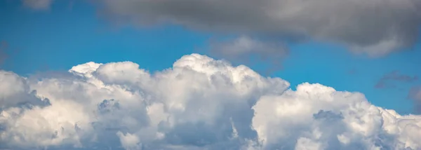 Putih cumulus awan terhadap langit biru — Stok Foto