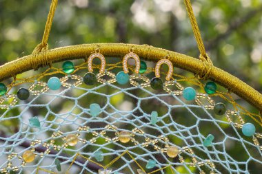 Tüylü, boncuklu ipleri sallanan bir düş kapanı. El yapımı düş kapanı.