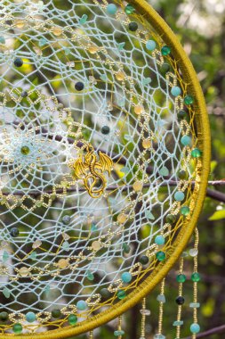 Tüylü, boncuklu ipleri sallanan bir düş kapanı. El yapımı düş kapanı.