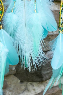 Tüylü, boncuklu ipleri sallanan bir düş kapanı. El yapımı düş kapanı.