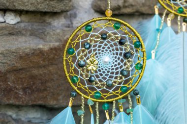 Tüylü, boncuklu ipleri sallanan bir düş kapanı. El yapımı düş kapanı.