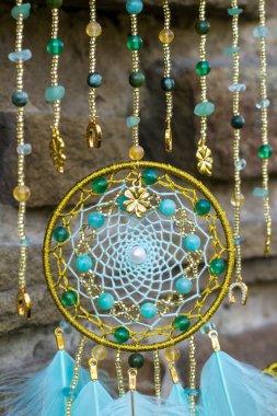 Tüylü, boncuklu ipleri sallanan bir düş kapanı. El yapımı düş kapanı.