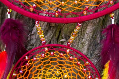 Tüylü, boncuklu ipleri sallanan bir düş kapanı. El yapımı düş kapanı.