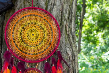 Tüylü, boncuklu ipleri sallanan bir düş kapanı. El yapımı düş kapanı.