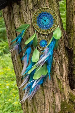 Tüylü, boncuklu ipleri sallanan bir düş kapanı. El yapımı düş kapanı.