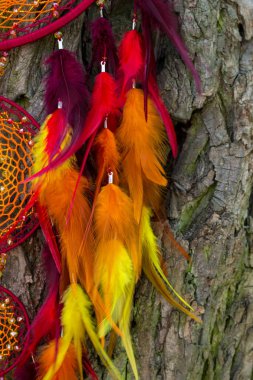 Tüylü, boncuklu ipleri sallanan bir düş kapanı. El yapımı düş kapanı.