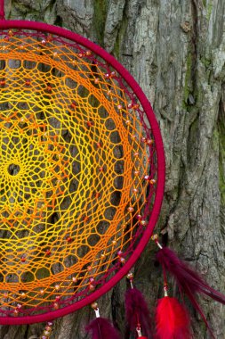 Tüylü, boncuklu ipleri sallanan bir düş kapanı. El yapımı düş kapanı.