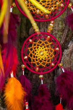 Tüylü, boncuklu ipleri sallanan bir düş kapanı. El yapımı düş kapanı.