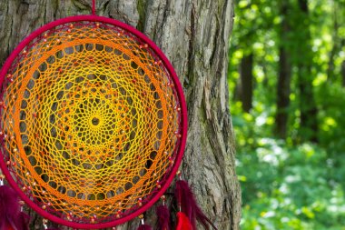 Tüylü, boncuklu ipleri sallanan bir düş kapanı. El yapımı düş kapanı.