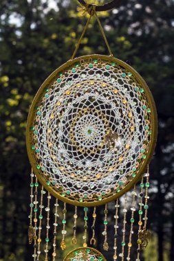 Tüylü, boncuklu ipleri sallanan bir düş kapanı. El yapımı düş kapanı.