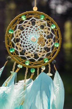 Tüylü, boncuklu ipleri sallanan bir düş kapanı. El yapımı düş kapanı.