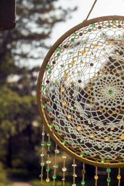 Tüylü, boncuklu ipleri sallanan bir düş kapanı. El yapımı düş kapanı.