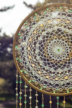 Tüylü, boncuklu ipleri sallanan bir düş kapanı. El yapımı düş kapanı.