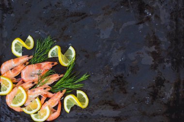 Dondurulmuş karides pişirme limon dereotu ve baharatlar ile. Yakın çekim. Kopya spase