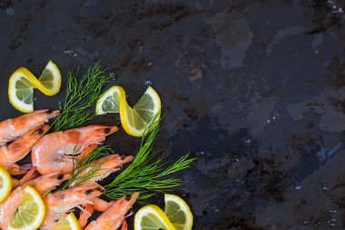 Dondurulmuş karides pişirme limon dereotu ve baharatlar ile. Yakın çekim. Kopya spase