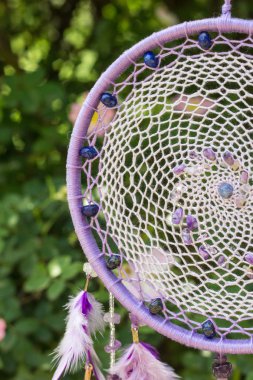 Tüylü, boncuklu ipleri sallanan bir düş kapanı. El yapımı düş kapanı.