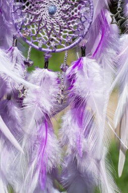 Tüylü, boncuklu ipleri sallanan bir düş kapanı. El yapımı düş kapanı.