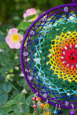 Tüylü, boncuklu ipleri sallanan bir düş kapanı. El yapımı düş kapanı.