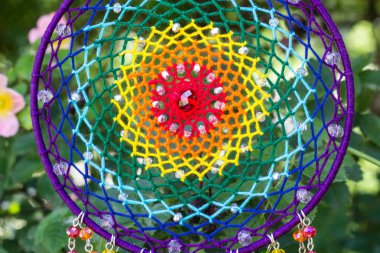 Tüylü, boncuklu ipleri sallanan bir düş kapanı. El yapımı düş kapanı.