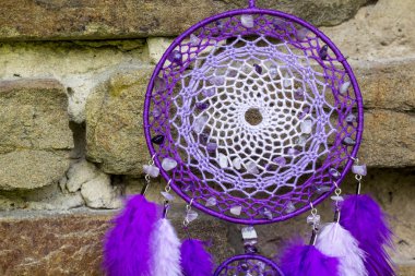 Tüylü, boncuklu ipleri sallanan bir düş kapanı. El yapımı düş kapanı.