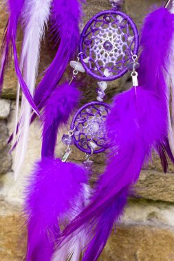 Tüylü, boncuklu ipleri sallanan bir düş kapanı. El yapımı düş kapanı.