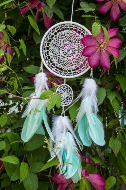 Tüylü, boncuklu ipleri sallanan bir düş kapanı. El yapımı düş kapanı.