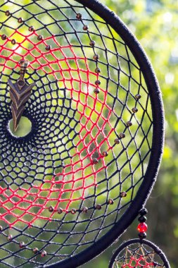 Tüylü, boncuklu ipleri sallanan bir düş kapanı. El yapımı düş kapanı.