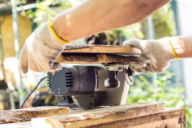 Oluşturucu keser kurulu alt bıçkılar ile yönetim kurulu keser.