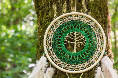 Tüylü, boncuklu ipleri sallanan bir düş kapanı. El yapımı düş kapanı.