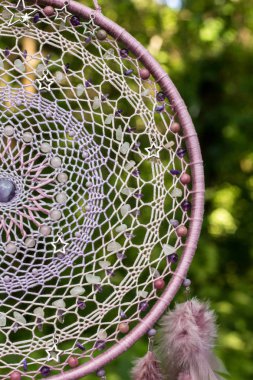 Tüylü, boncuklu ipleri sallanan bir düş kapanı. El yapımı düş kapanı.