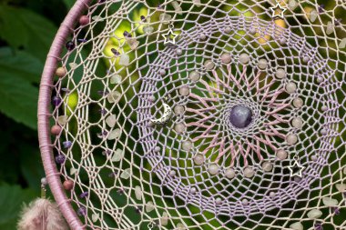 Tüylü, boncuklu ipleri sallanan bir düş kapanı. El yapımı düş kapanı.